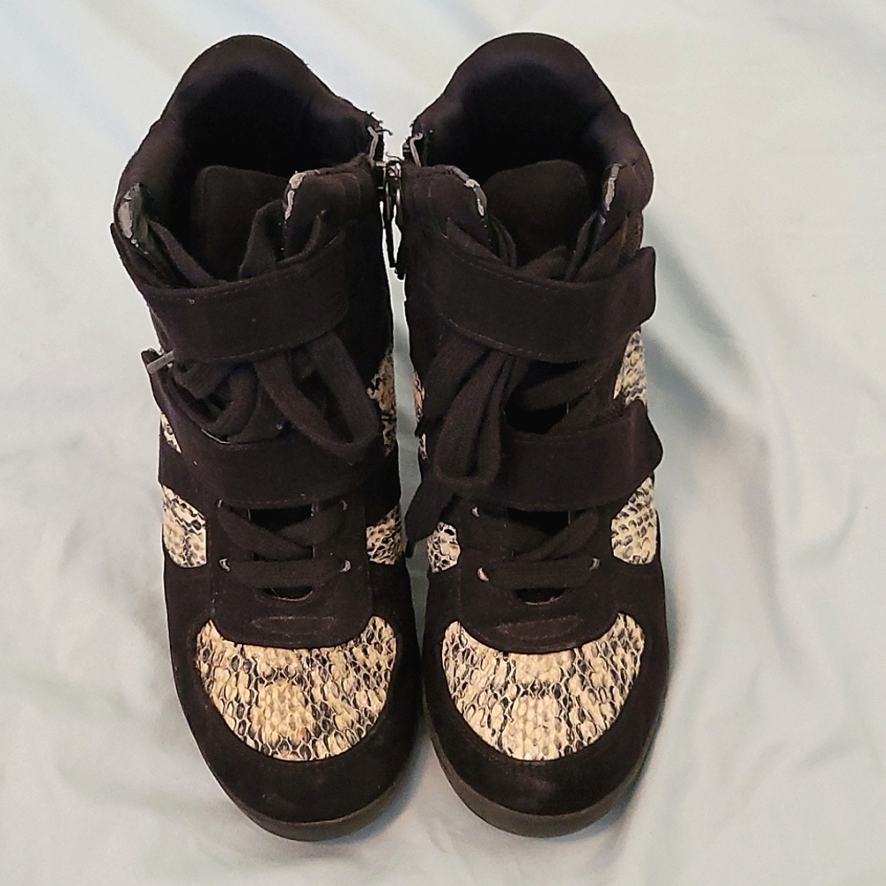 Size 6 Simply Vera Snakeprint Wedge Sneakers